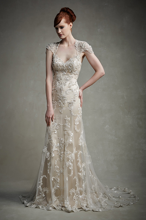Cô dâu sẽ vô cùng gợi cảm và sang trọng trong chiếc váy cưới này. Các hạo tiết được đính nổi trên nền vải một cách tinh tế.